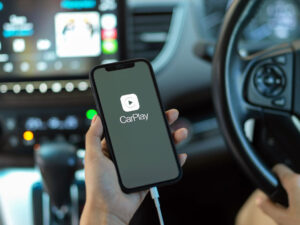 Smartphone mit CarPlay-Anwendung im Auto