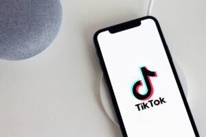 Tiktok-App auf einem Smartphone-Bildschirm